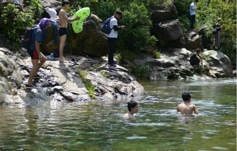 幽静小溪出发彩虹岭溯溪吃过大盘鱼据说大磁盘都是来自名瓷之乡景德镇