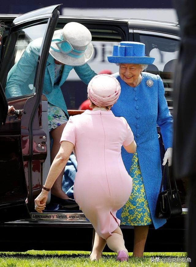 英国王室各女性成员行屈膝礼备受关注,幅度大