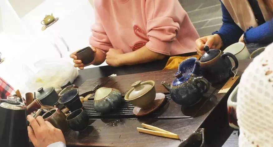 为什么现在公司的老总都在摆茶具喝茶这是故弄玄虚么