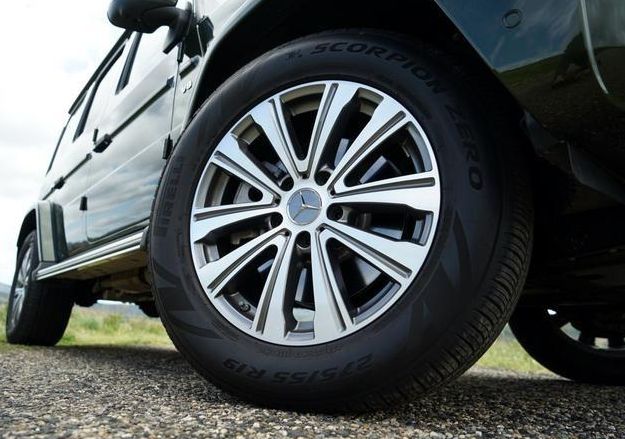 油耗高也想买它是最漂亮的越野车不仅男人喜欢女人也爱