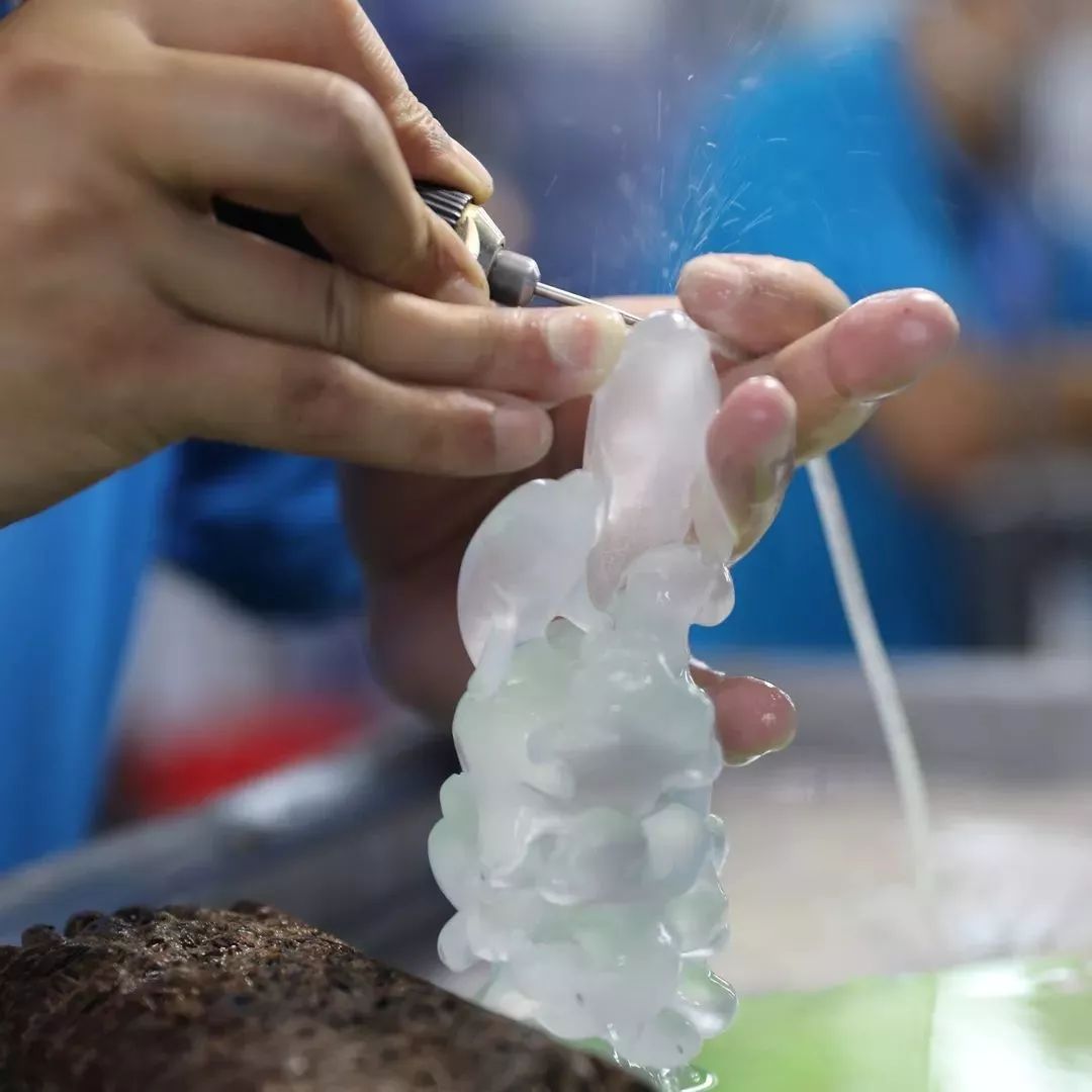 作为人才队伍核心分支的水晶雕刻人才,是引领东海水晶从低端粗加工