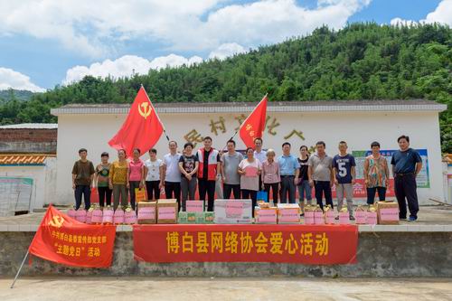 县委宣传部党支部到那林镇开展精准脱贫暨红旗护绿主题党日活动_梁燕