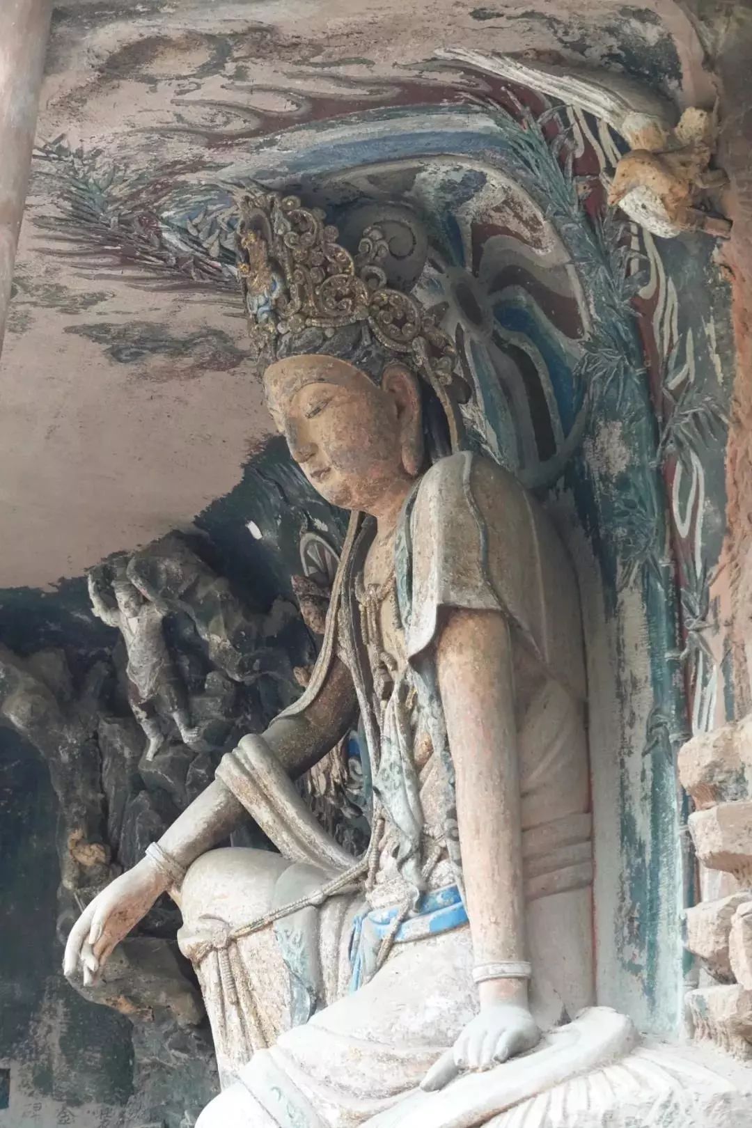 毗卢洞水月观音的样式,主要受到唐,五代时期中原妙创的"水月观音"样式