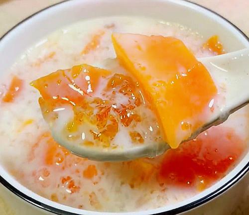 【木瓜桃胶炖牛奶】准备食材 :木瓜,桃胶,皂角米,雪燕.