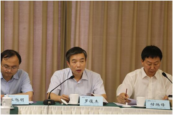 工业和信息化部装备工业司副司长 罗俊杰中国工程学会副秘书长张旭明