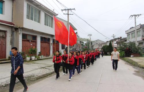 余庆松烟中学组织56名志愿者开展关爱母亲河巡河活动