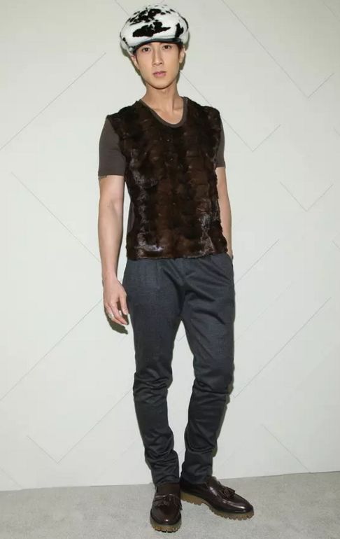 刘雯竟然也是xo型腿满满干货教你如何改善腿形消灭假胯宽