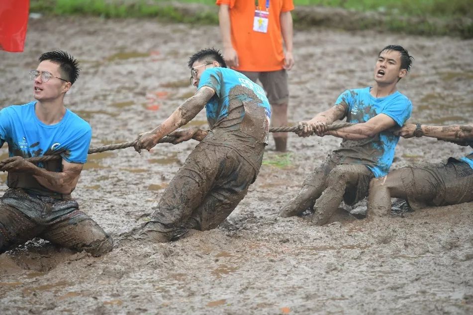 新塘边镇毛村山头村——泥地拔河比赛