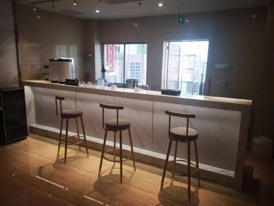 石龙这家酒店急招水吧师