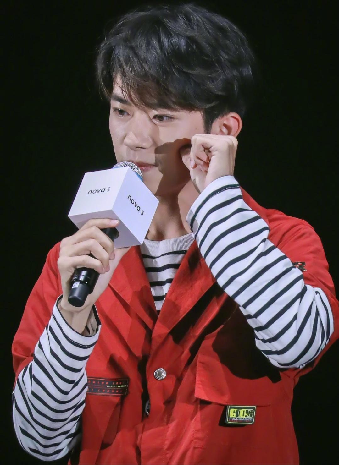 原创易烊千玺出席某品牌发布会一袭红衣卖萌撒娇可爱到犯规