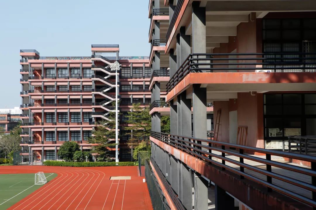 学校根据各生源省份专业志愿填报情况(即考生填报志愿后),划定各美术