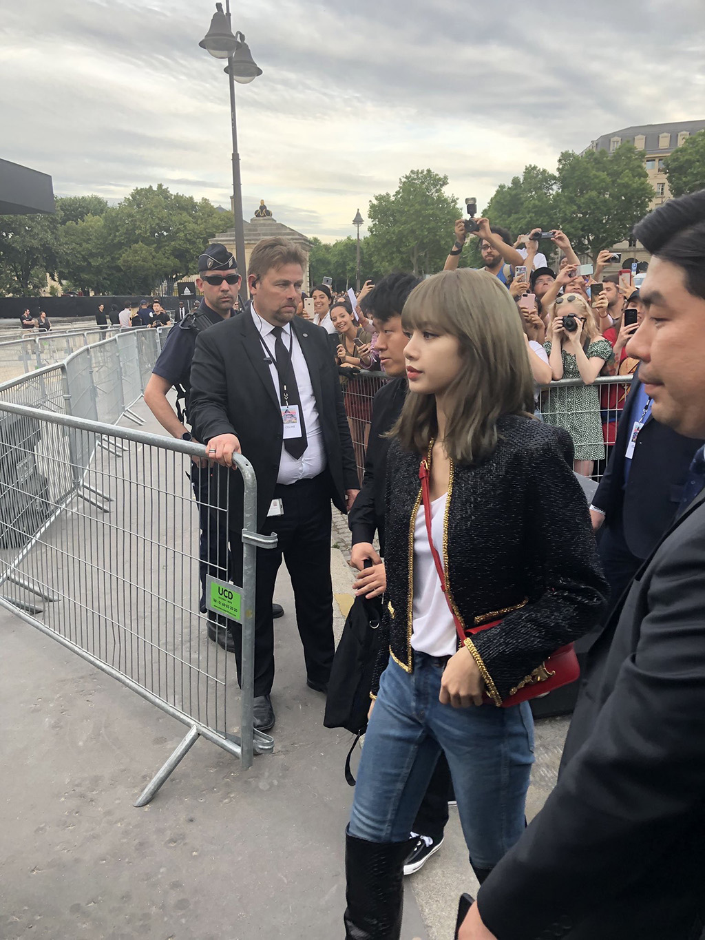 泰籍韩女星lisa现男装周颜值身材爆表受众多粉丝追捧