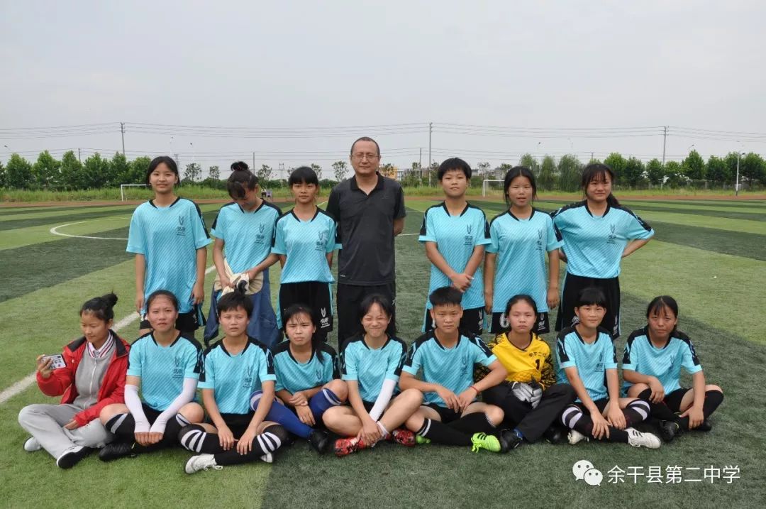 加上初中组获得的男女双冠军,余干二中足球队包揽中学组全部冠军!