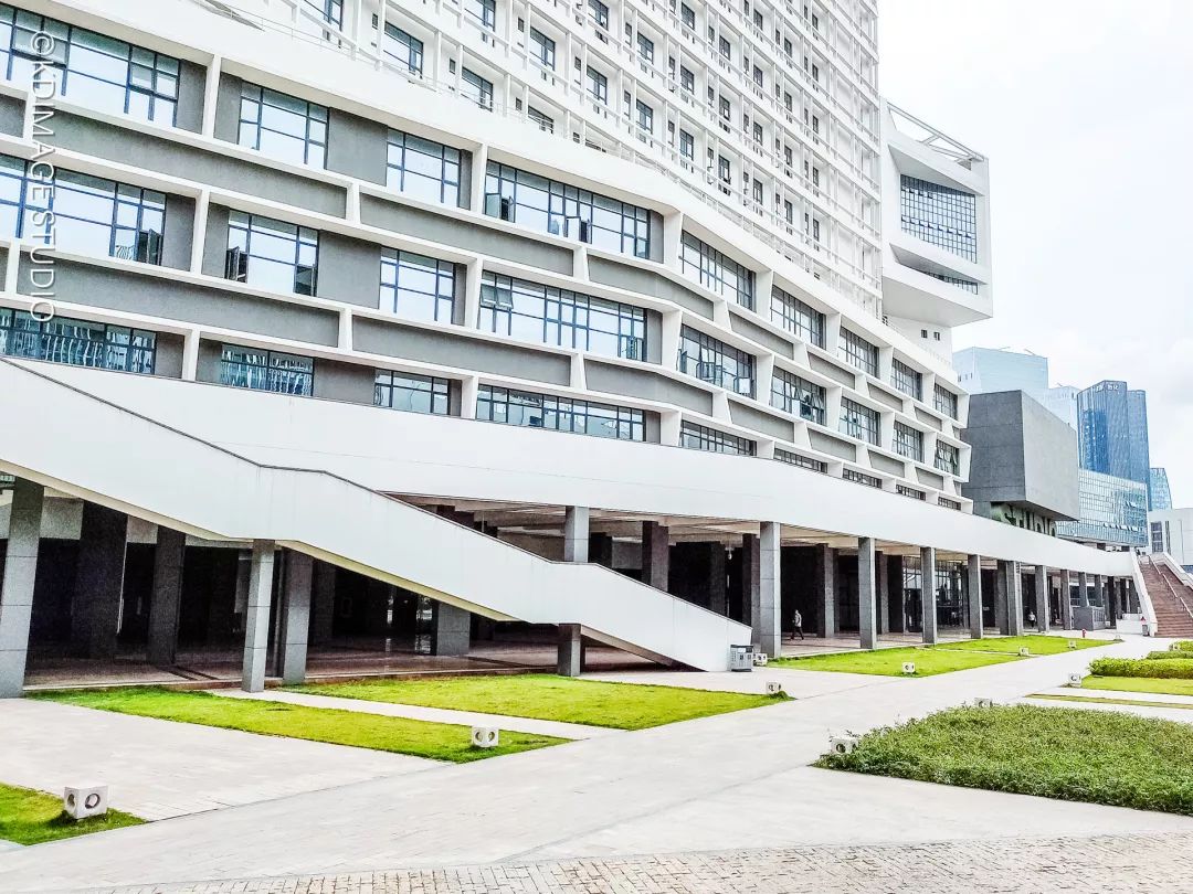 深圳大學在南山的后海灣,校園的植被覆蓋非常好,校園的建築大都是簡約