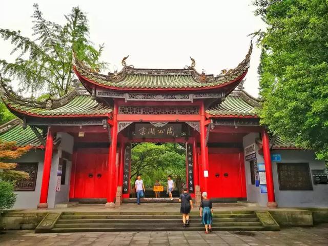 在广大群众干部的呼声中,棠湖公园在县城外西南火烧堰应运而生,成为新