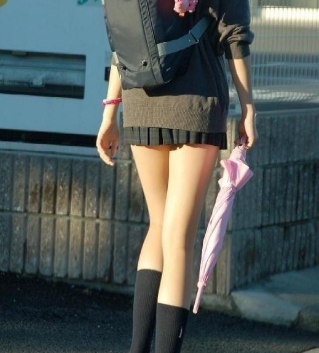 日本女子高中生的裙子究竟有多短?网友:需要加长!