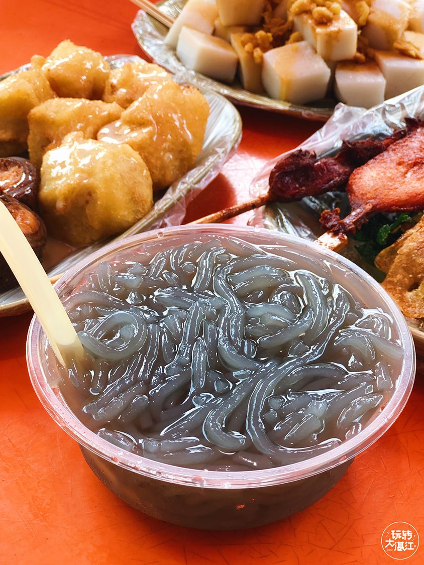 说实话,对这家的薯粉索我是有点失望的,三块一小碗并没有街边两块钱一