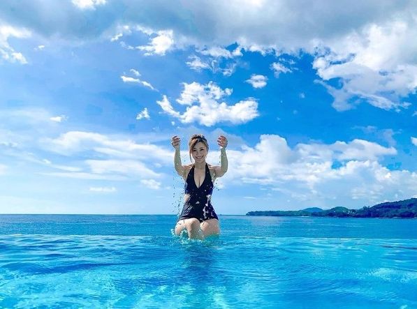 tvb小花终于正面晒双峰江美仪红色三点式上阵