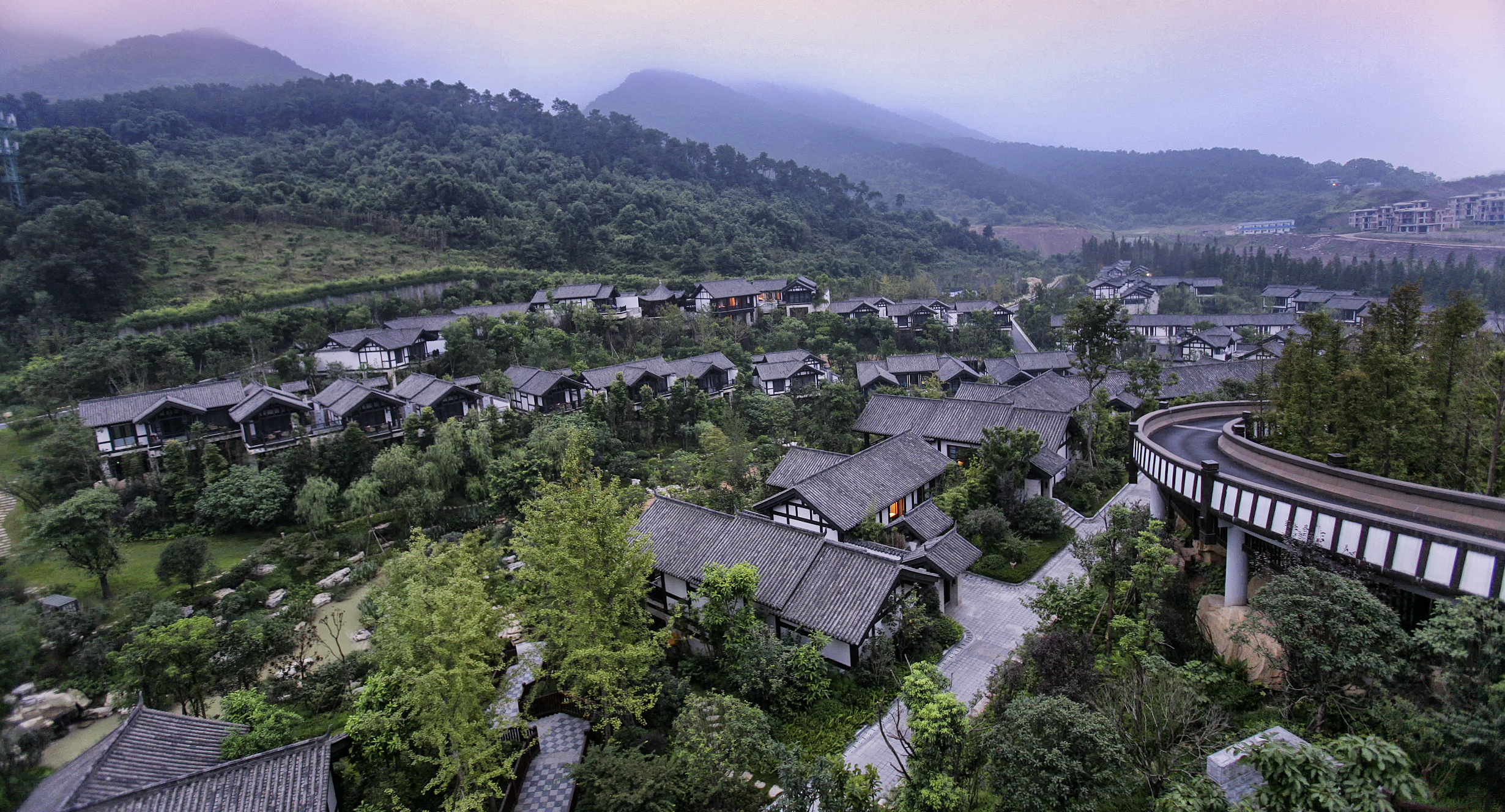 山自然风景区,离主城及机场驾车大概四十分钟,重庆北碚悦榕庄坐落于此