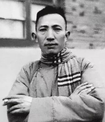 傅抱石生于一个贫困的修伞匠人家,11岁便在陶瓷店