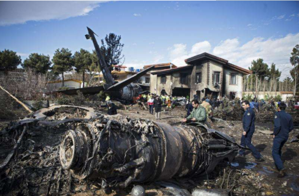 原创又一起空难发生一架飞机在机场附近突然坠毁机上乘员全部遇难