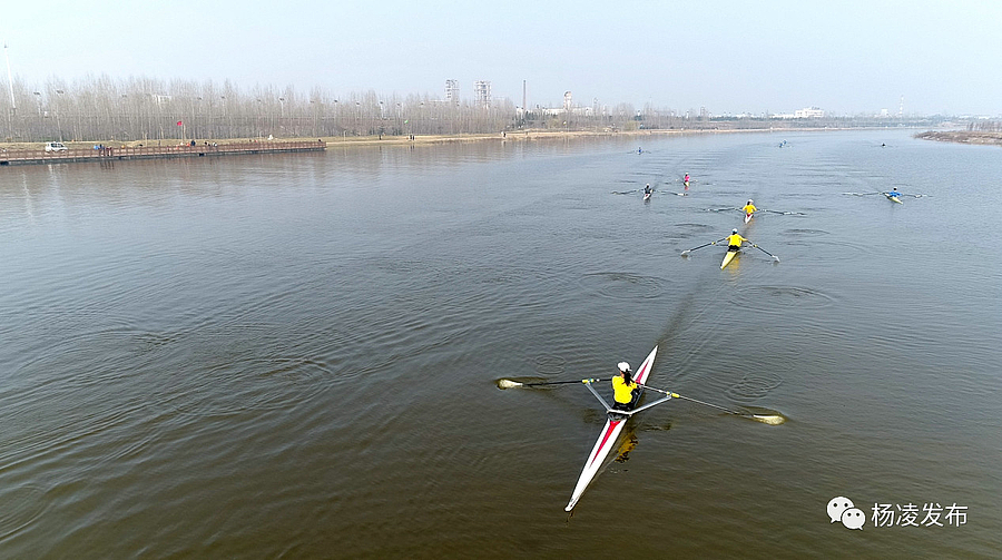 水上运动管理中心赛艇队,皮划艇队的57名运动健儿们在渭河杨凌段冒雨