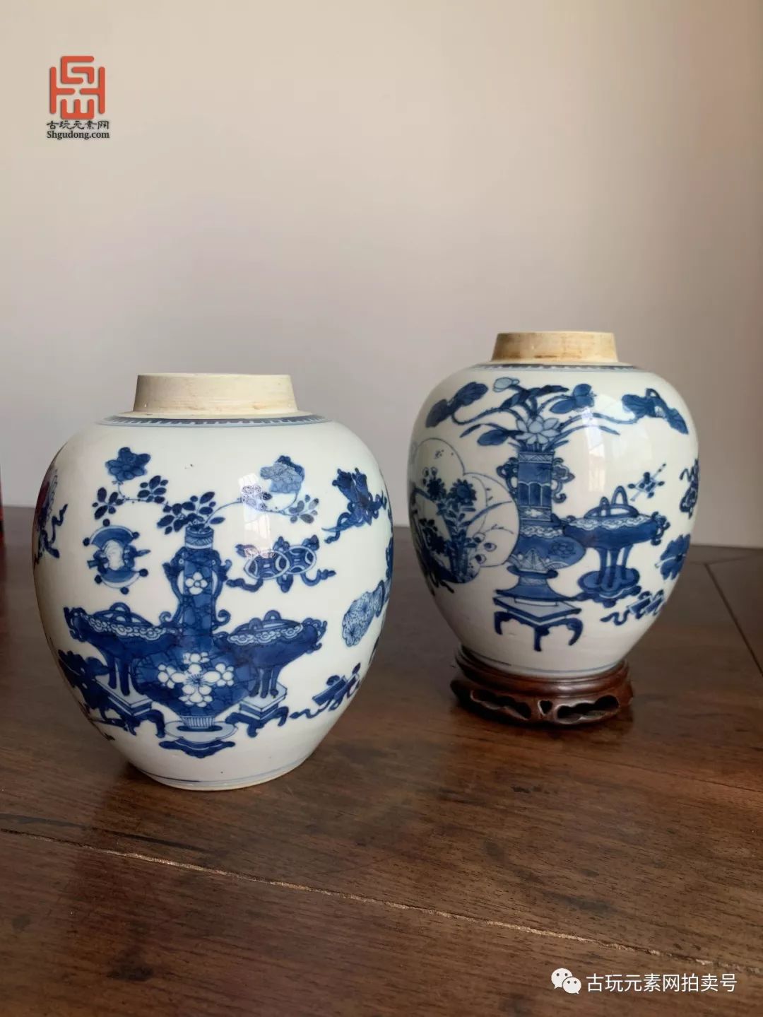 斜壁,口沿描金一周,内壁满施松石绿釉,外壁施白色釉并轧道海水纹,通景