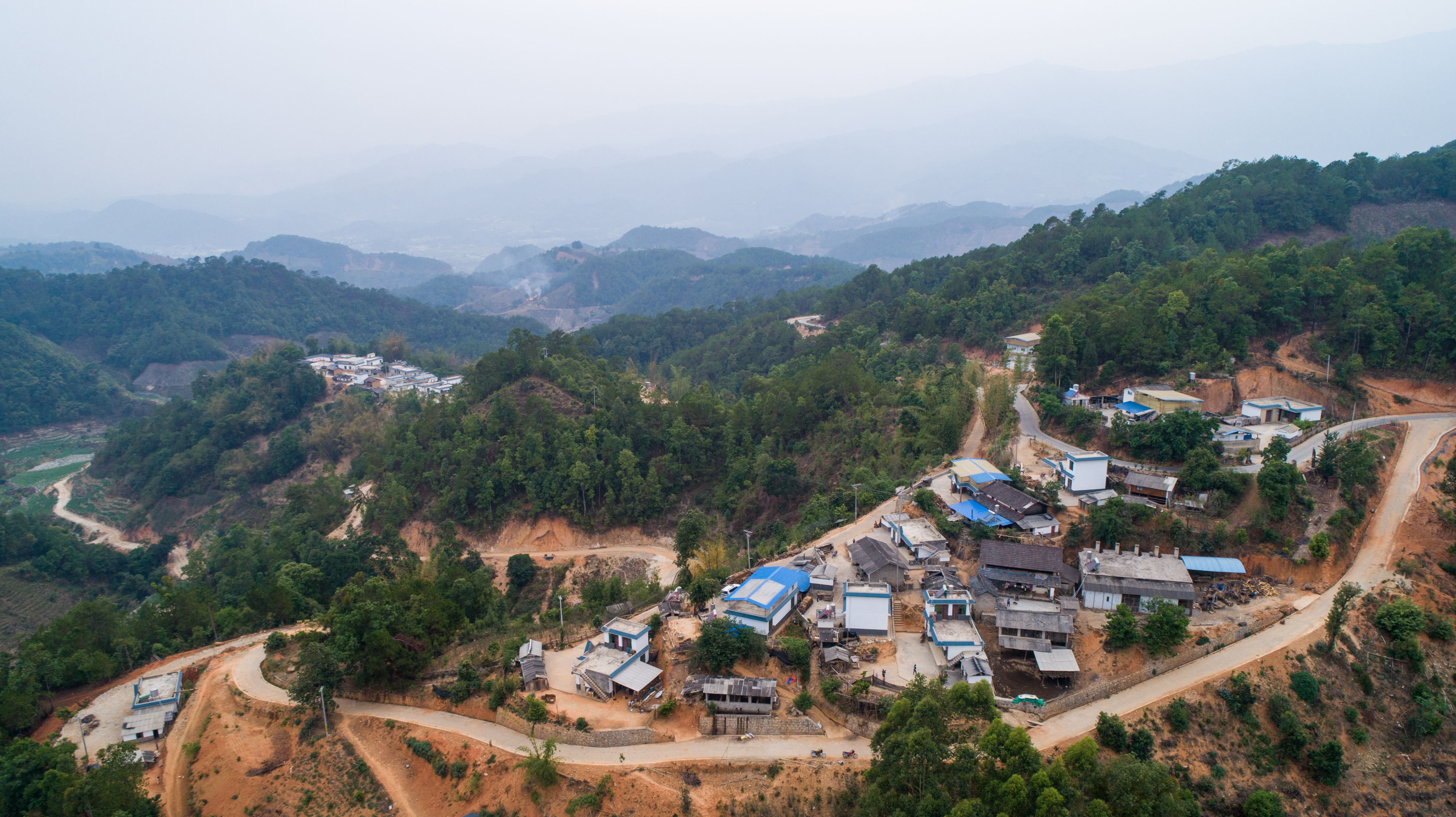 佤族布朗族傣族自治县忙糯乡邦界村丙别二组一景(5月14日无人机拍摄)