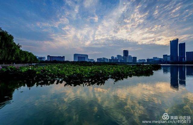 今晨洛陽新區天高雲闊開元湖輝映高樓無比壯麗