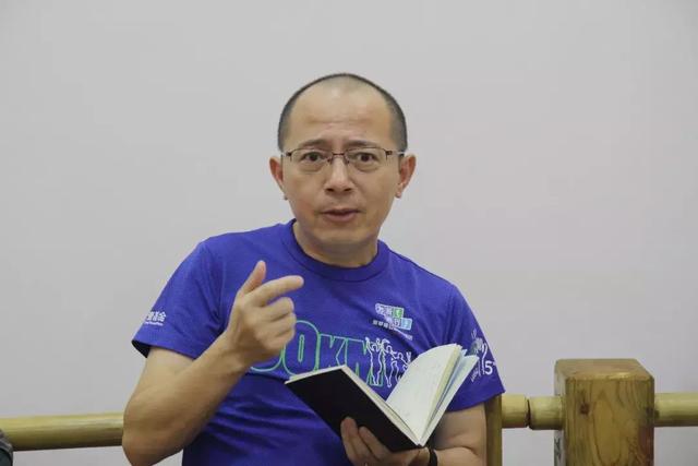 会长毛晓波向大家汇报了商会2019年上半年工作情况,他说上半年的头等