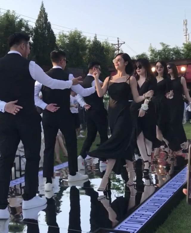 赵奕欢当头号伴娘热舞酷炫开场黄圣依当证婚人见证新郎新娘婚礼