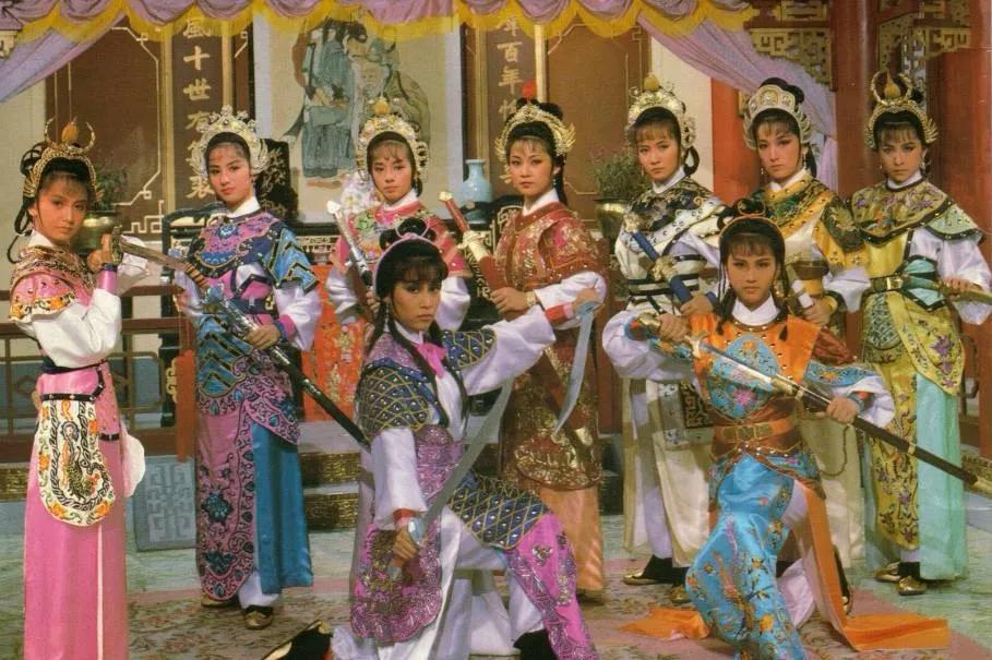 要说"杨门女将",最经典的情节在片子的最后,"十二寡妇征西",杨家女将