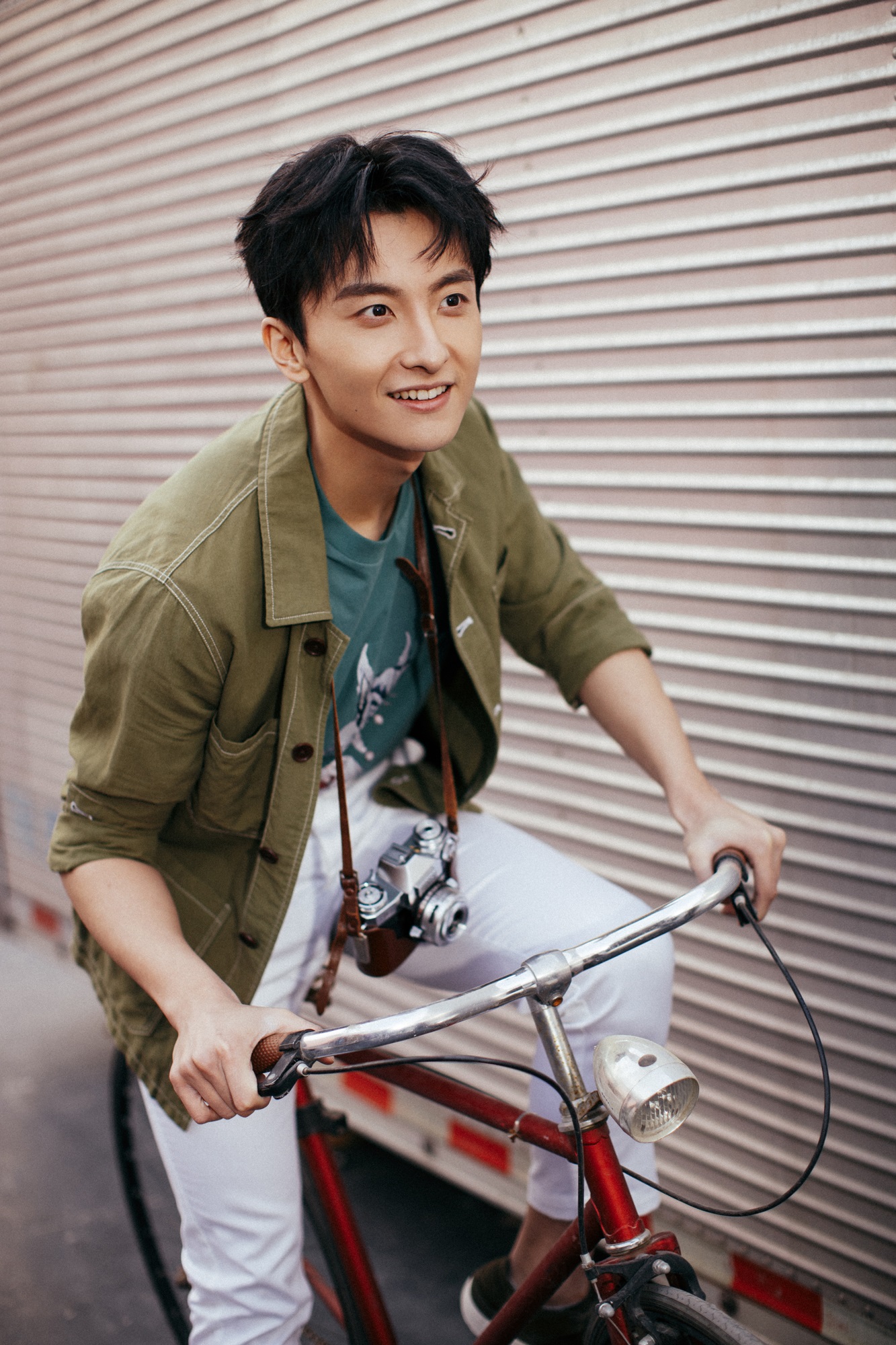 牛骏峰写真来袭展青春活力单车少年干净阳光