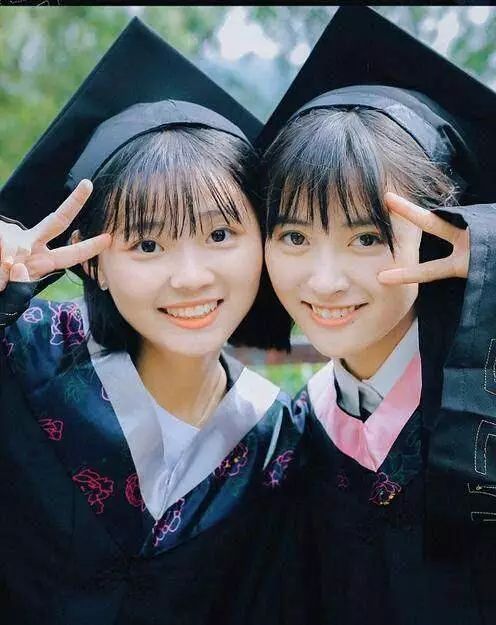 盘点那些明星与同学的合照最后一位简直是从动漫走出来的