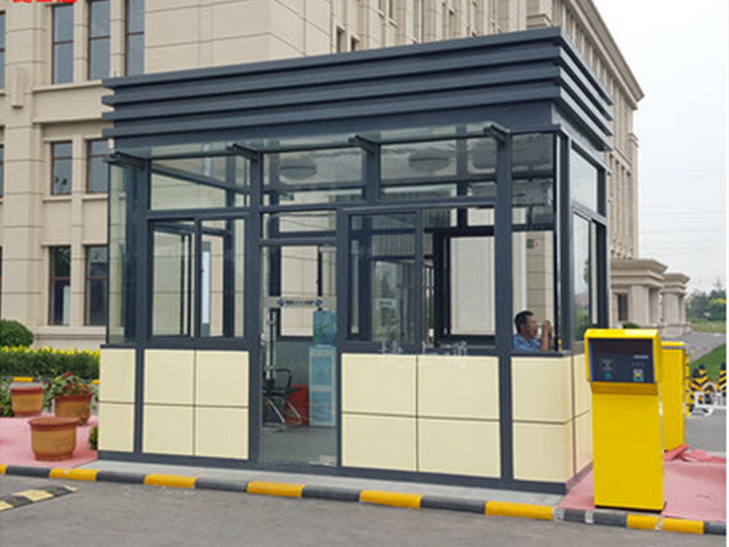 就在学校动手了,然而大部分大学诺大的校园却只有几个不锈钢保安亭