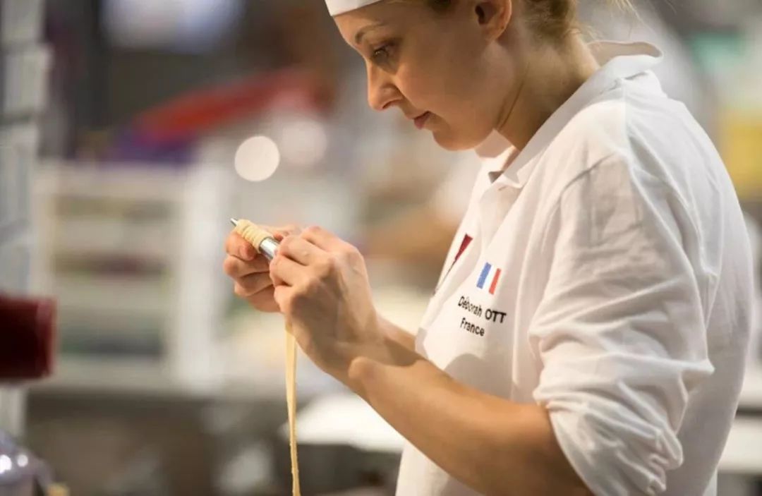 铿锵玫瑰déborahott追逐面包桂冠的第一位女烘焙师