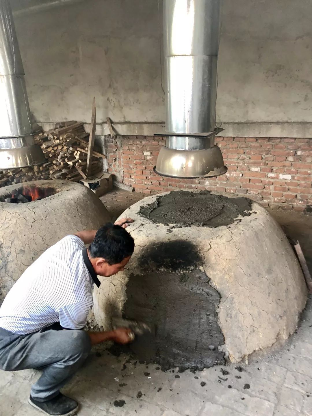 农村原始坑烤大公鸡,坑烤整个鲽鱼头一绝!连泥都是秘制的!