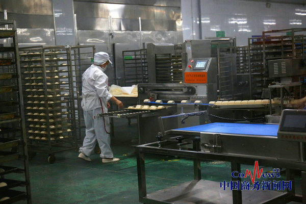 步入现代化的管理车间,记者眼前看到一派繁忙景象,自动馒头生产线