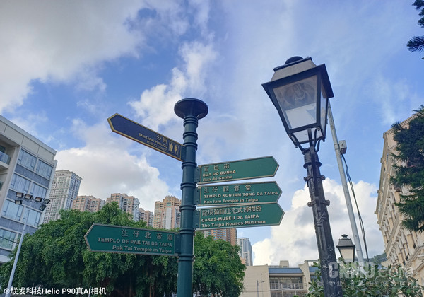 澳门官也街指路牌黑白滤镜下的路牌标有地名的街道一隅每一条特别不起