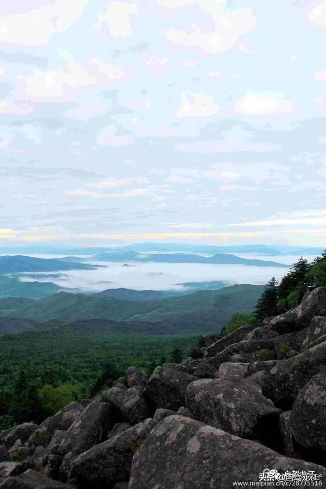 主峰海拔1203米,为小兴安岭的第二高峰.带岭大箐山的日出