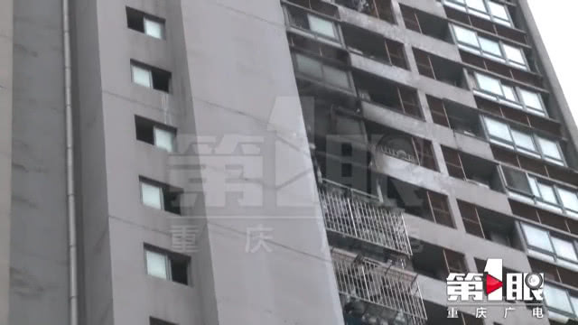 重庆一高层民房发生大火年轻女子坠楼身亡