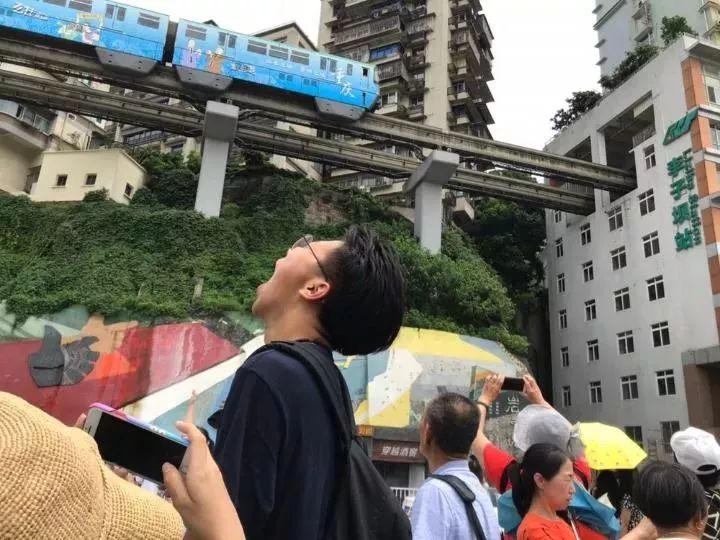 晒文化61晒风景李子坝轻轨穿楼魔幻城市里的神奇交通内含视频