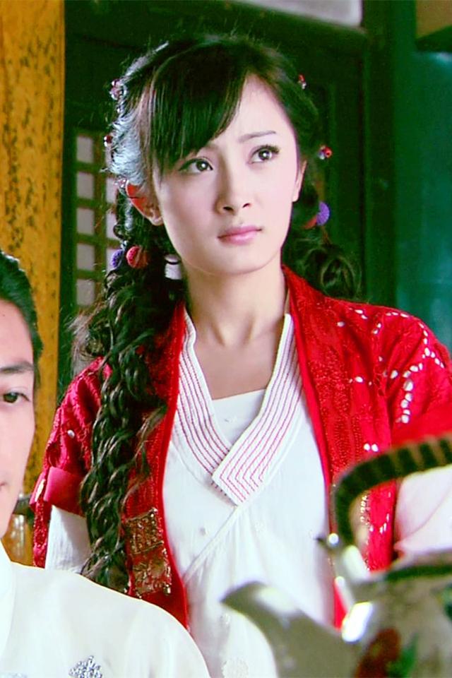 把一头卷发卷成两条大辫子的造型,跟惊艳的孟波妆比虽然逊色了点,但却