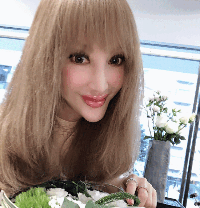 从ball场天后到"人造"芭比,非常名媛薛芷伦的故事