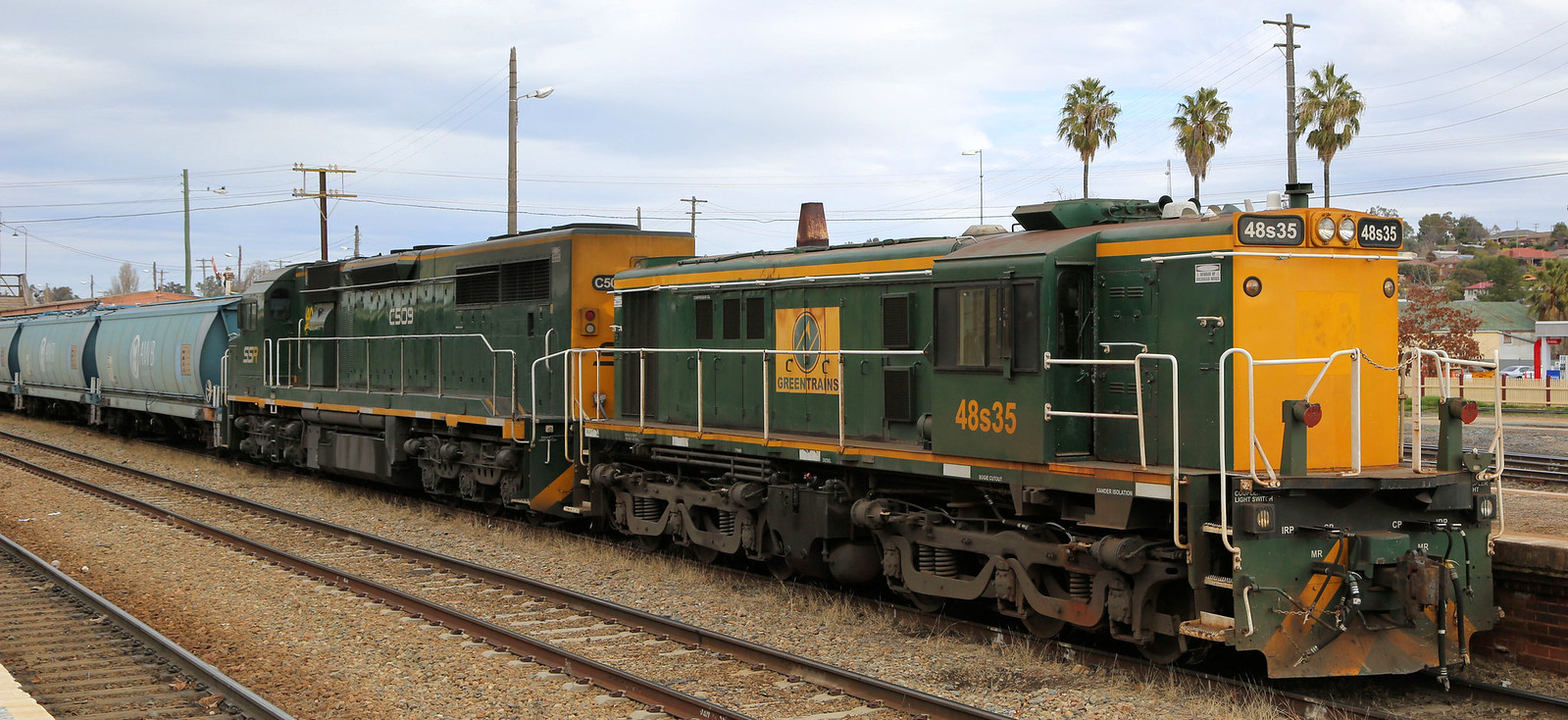 原创我国高铁普及为何还留有绿皮火车这一点原因很感人