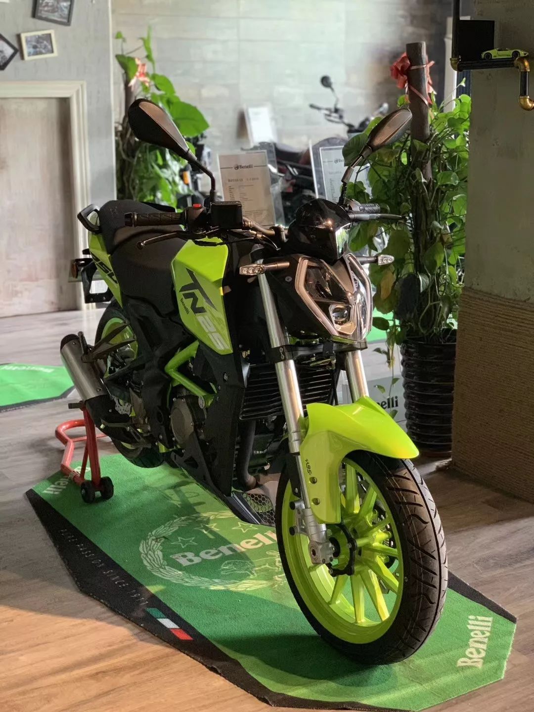 18800元贝纳利全新配色tnt25abs版正式上市