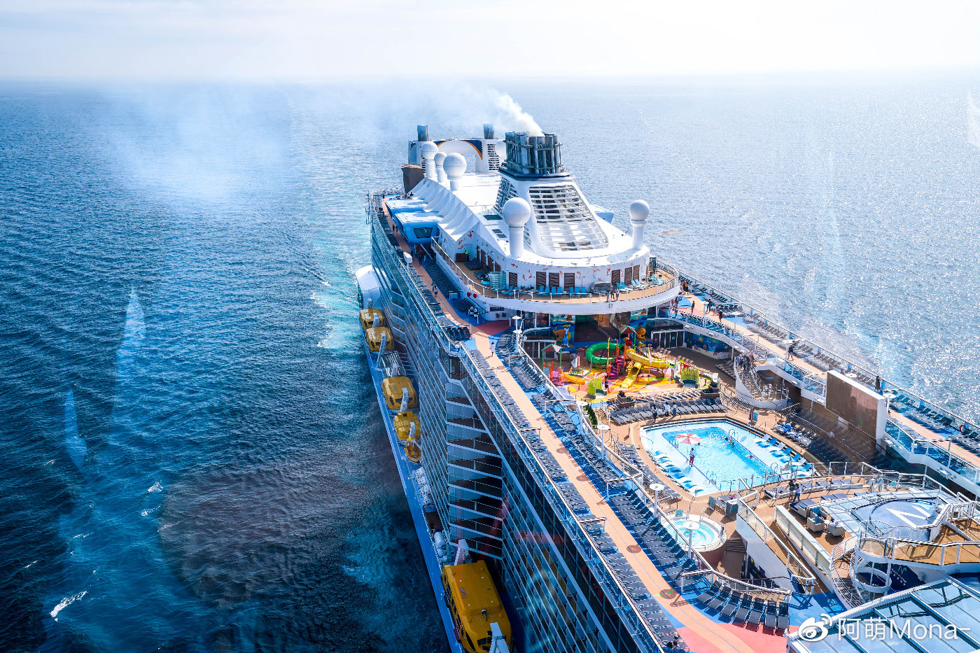 游轮,傍晚时分可以看海面上的落日余晖,夜晚还可以欣赏船上的星光璀璨