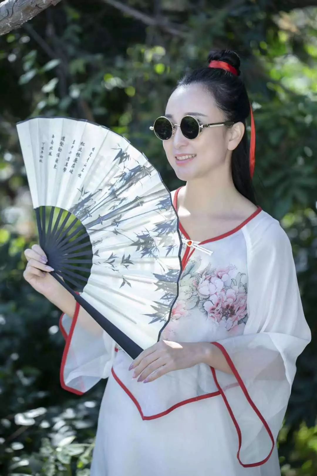 许明参与到江南时尚创意产业园的装修改造工作现负责园区的日常管理