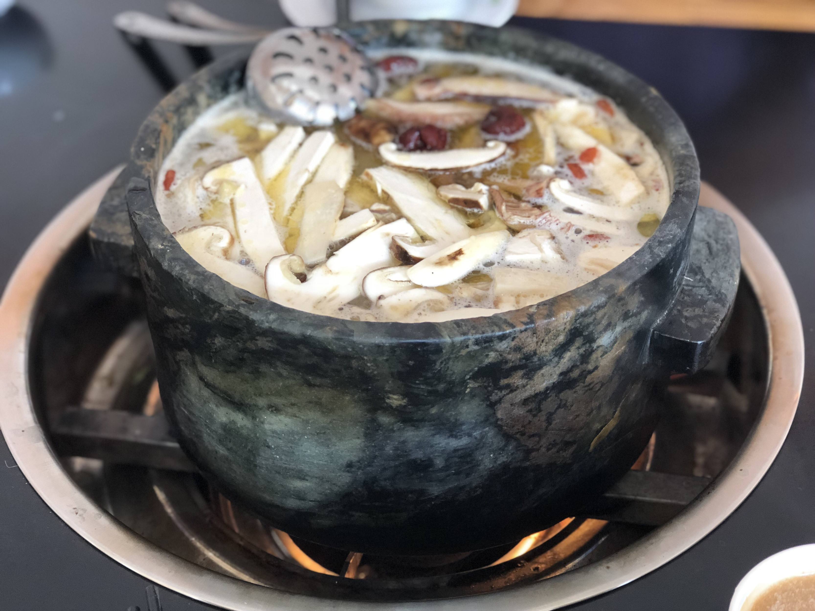 下午在去看看越色季拉山晚上林芝美食林芝情妹妹干锅锅或者林芝鲜鹅庄