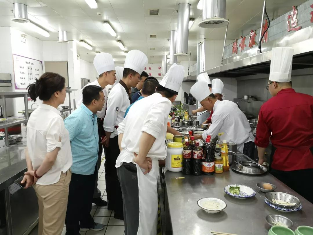 0102本次大赛共有来自金山国际酒店,丽都山庄,龙门大酒店,金鑫蛋糕,一